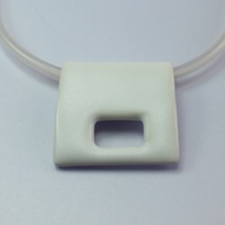 Collier carré avec trou